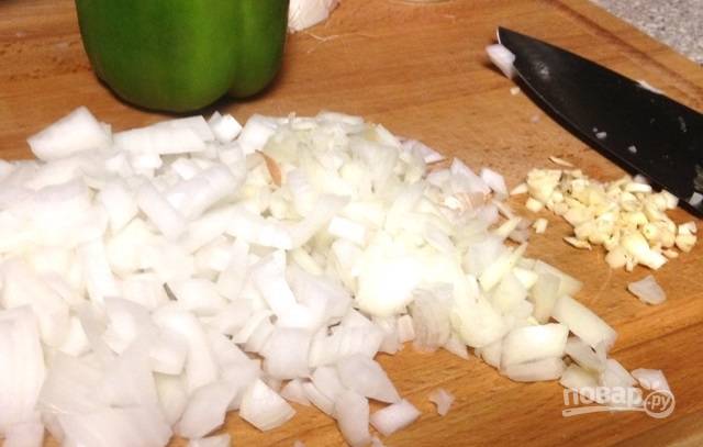 3.	Нарежьте кубиками перец и лук, измельчите чеснок.