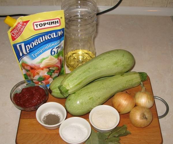 1. Вот такой минимальный набор ингредиентов необходим, чтобы повторить простой рецепт кабачковой икры с майонезом и пастой. При желании можно добавить также морковь и самые разнообразные специи по вкусу. 