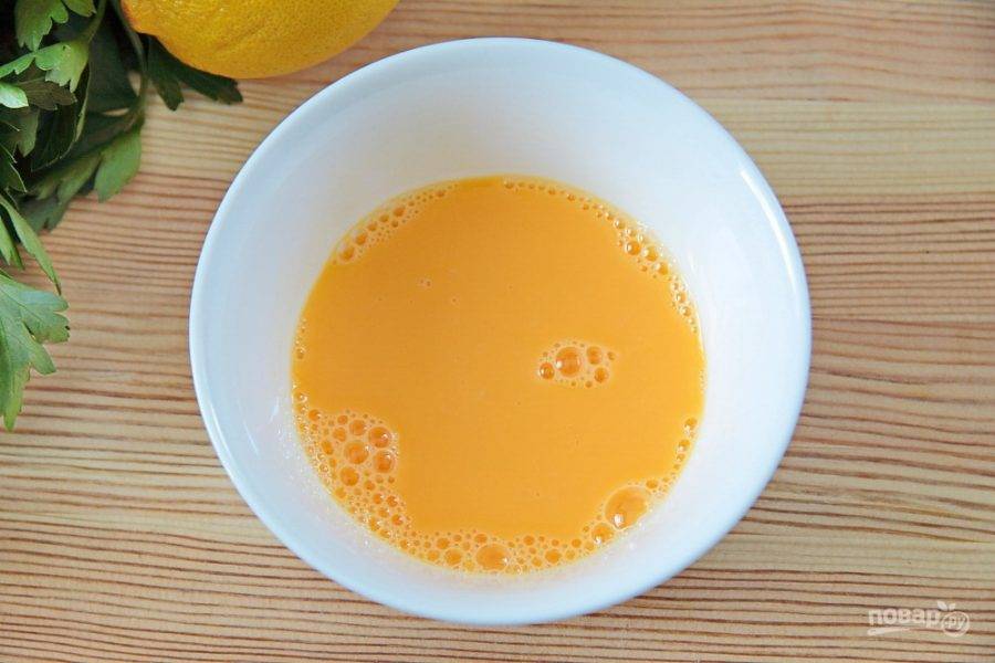 Отделите желтки от белков, добавьте к ним лимонный сок и взбейте все вилкой.