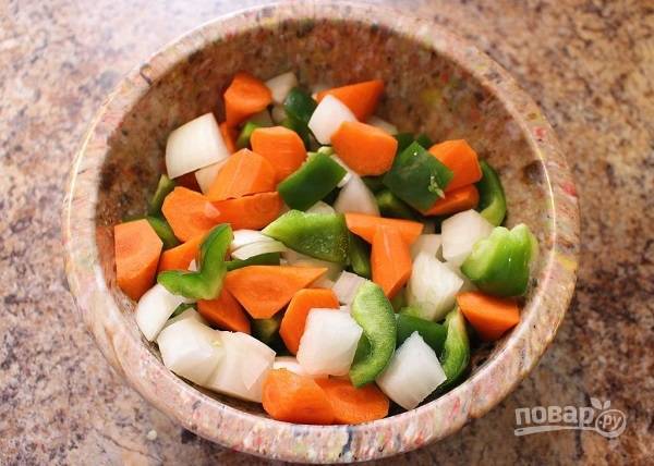 3. Очистите и нарежьте крупными кусочками морковь, сладкий перец и лук. 