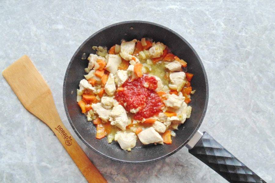 Добавьте в сковороду томатный морс или томатную пасту, мелко нарезанный чеснок.