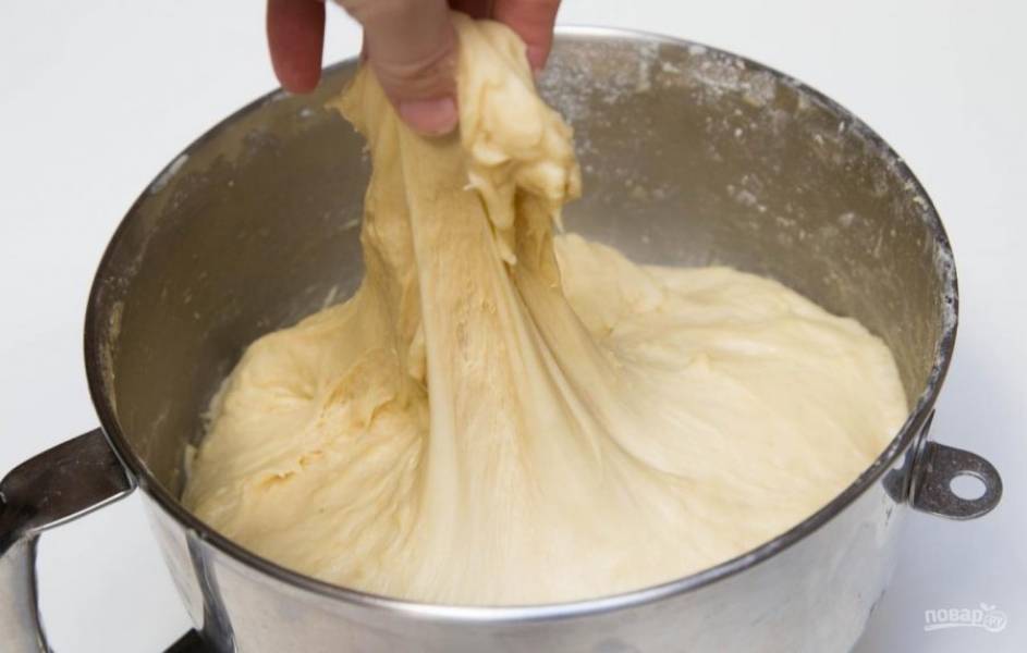 7.	Замесите тесто вручную, оно получается немного липким, оставьте его в теплом месте еще на 1 час.