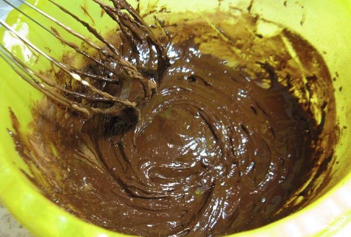 Желтки отделите от белков. Желтки слегка взбейте с 60 граммами сахара. Сюда же насыпьте какао. Его количество вы можете регулировать по своему усмотрению в зависимости от того, насколько выраженным вы хотите сделать вкус шоколада. 