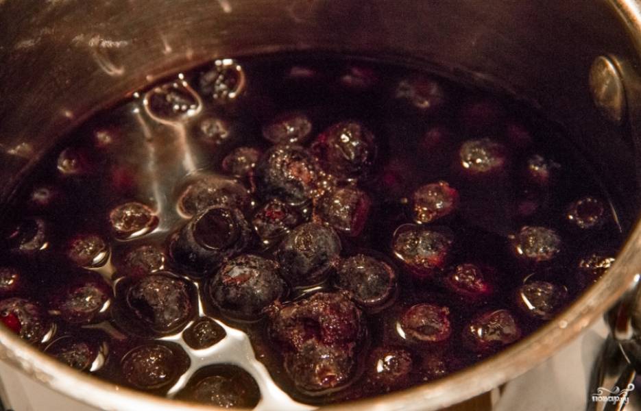 Пока ванильная масса остывает, займитесь ягодами. 
Выложите в кастрюлю чернику, налейте портвейн и добавьте четверть стакана сахара. На небольшом огне готовьте, пока вино почти все не испарится. Следите, чтобы все ягоды были в сахаре и не пригорали. 
