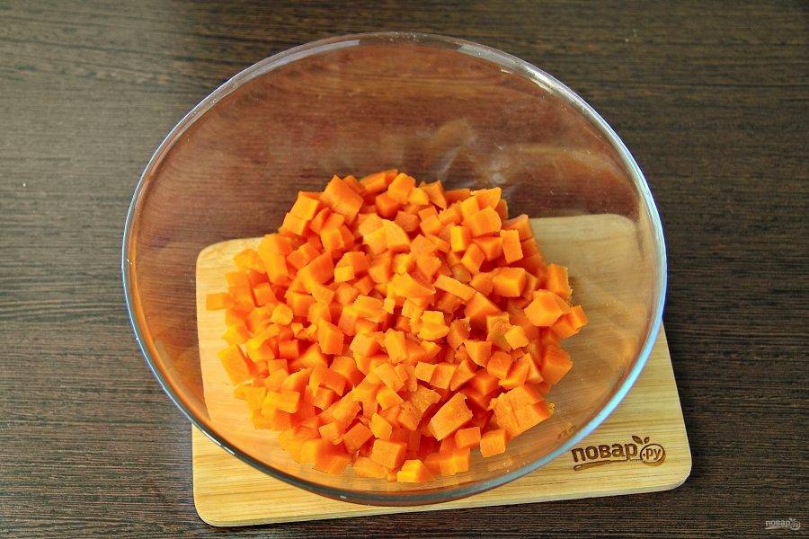 Морковь очистите, нарежьте небольшими кубиками и переложите в глубокую миску или салатник.