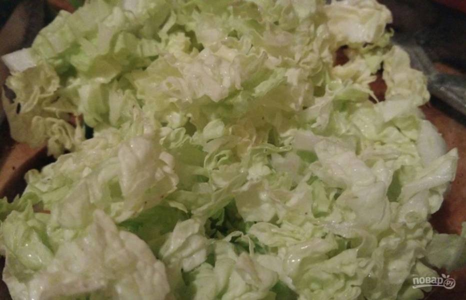 1. Пекинская капуста — отличный овощ для салатов в любое время года. Эта капуста обладает не только потрясающими питательными свойствами, но и лечебным эффектом. Для салата понадобится совсем немного. Нарежьте капусту поперек листьев и выложите в миску. 