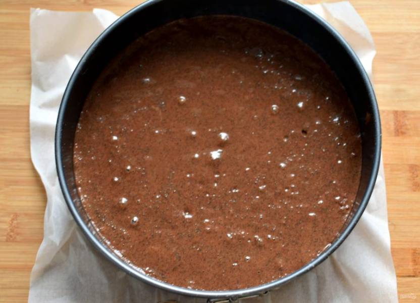 Вылейте тесто в подготовленную разъемную форму и выпекайте в прогретой до 180 градусов духовке минут 25 до готовности.