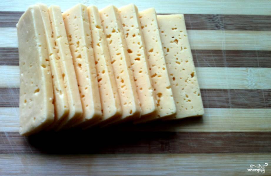 Нарезаем сыр ломтиками 1-1,5 см. Какой брать сорт? По правде говоря, это не принципиально. Главное, чтобы сыр был обязательно твердым.