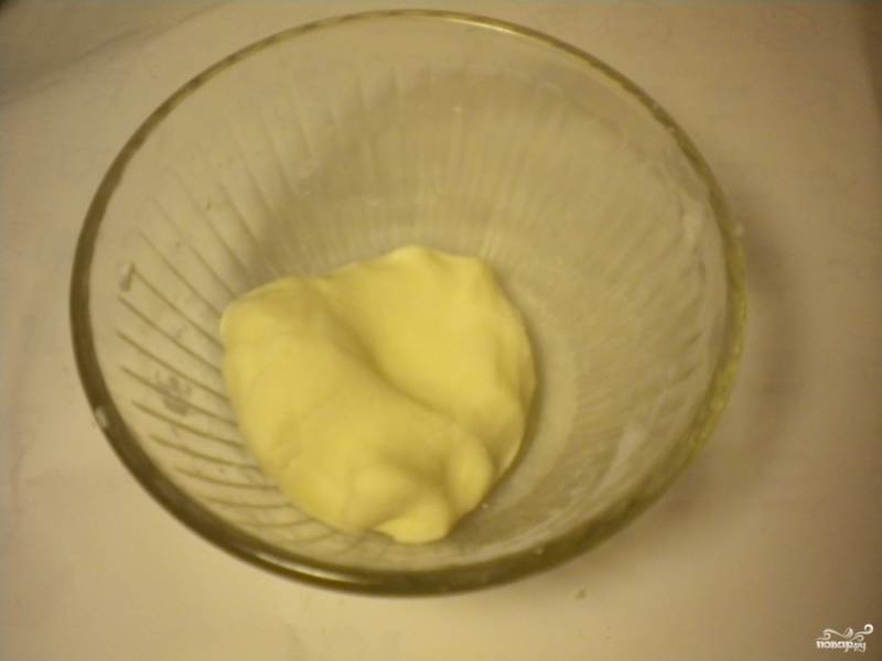 Теперь сделаем клецки: смешайте рисовую муку (полстакана) со щепоткой соли, сахара, добавьте 4 ст.л. горячей воды. Получается тугое тесто. 