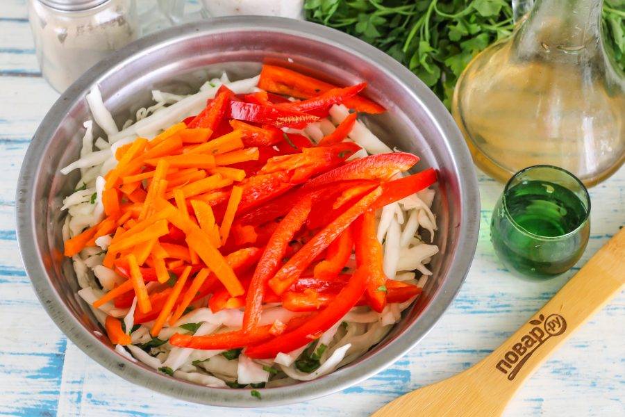 Очистите морковь и болгарский перец, промойте овощи в воде и нарежьте лентами или брусочками. Добавьте в емкость.