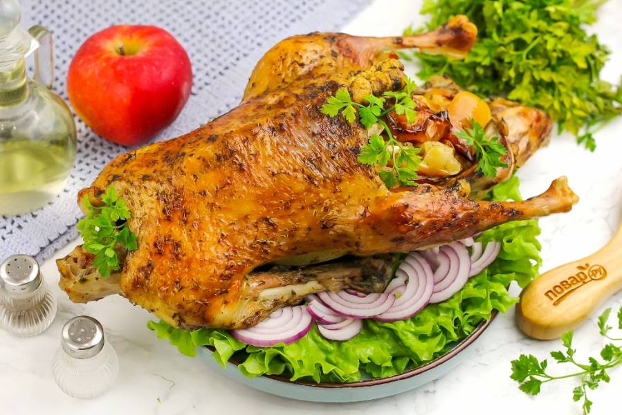 Утка с яблоками в рукаве