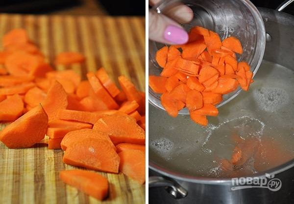 2. Очистите и измельчите морковь. Можно натереть её на терке или нарезать: как вам больше нравится. В кастрюлю влейте чистую воду или бульон и выложите морковь. 