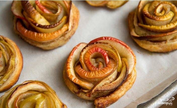 Дрожжевые булочки с яблоками в духовке