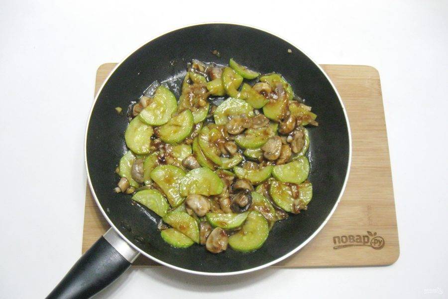Приготовленным соусом залейте кабачки с грибами и перемешайте. Попробуйте и если нужно посолите блюдо.