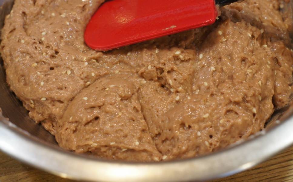 При помощи лопатки замесите плотное и густое тесто.
