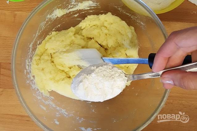 3.	Положите разрыхлитель, черный перец, щепотку соли и немного мускатного ореха. Пюре перемешайте и в последнюю очередь добавьте просеянную муку. Замесите тесто, которое не должно приставать к рукам.