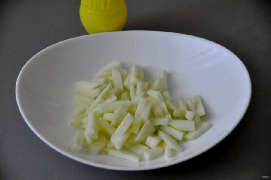 Яблоко порежьте соломкой и сбрызните его немного лимонным соком, чтобы оно не потемнело.