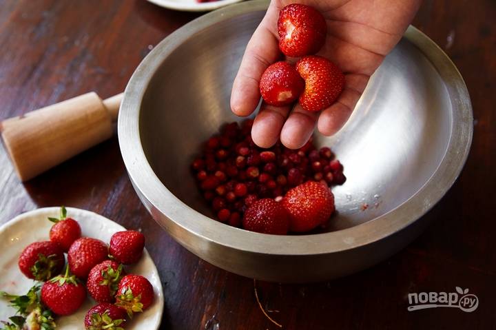Клубнику и землянику тщательно промойте, предварительно ненадолго замочив их в холодной воде. Оторвите у ягод хвостики. Переложите их в глубокую посуду. 