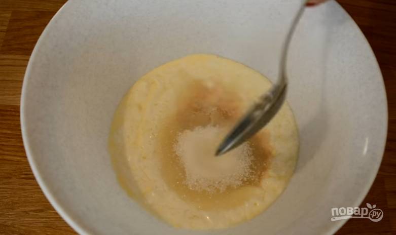 1.	Кислое молоко подогреваете до комнатной температуры, после этого выливаете его в миску, добавляете дрожжи, соль, сахар, ваниль, 1 куриное яйцо и 1 ложку растительного масла, хорошенько перемешайте.