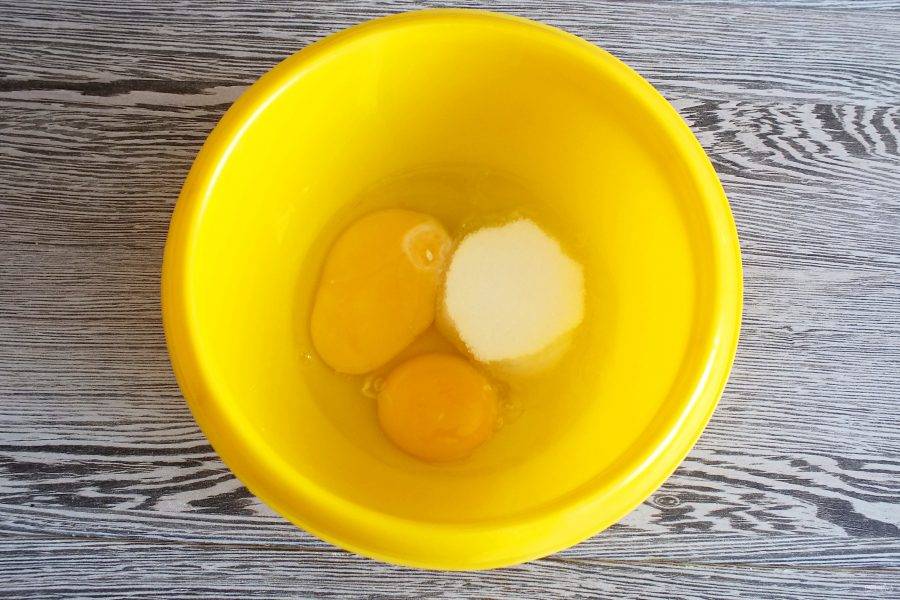 В чаше соедините яйца, соль и сахар. Взбейте миксером в однородную массу.