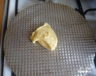 3.	Для тоненьких чипсов достаточно выложить в середину столовую ложку картофельного пюре.