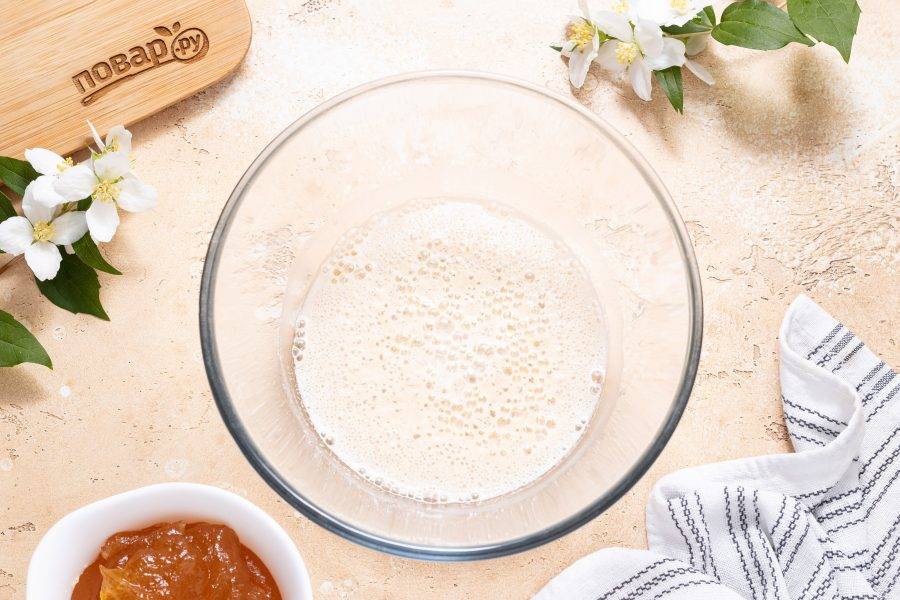 Дрожжи должны подняться пышной шапочкой.