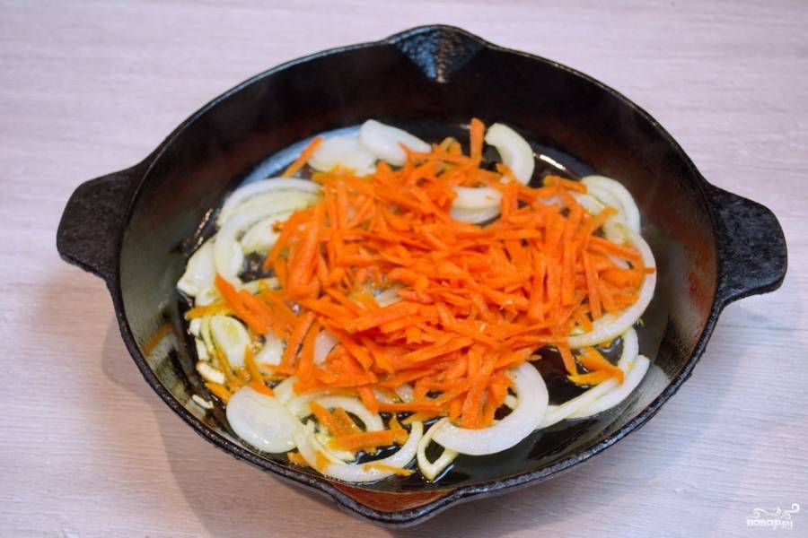 На растительном масле обжарьте лук. Натрите на крупной терке морковь. Обжарьте морковь с луком до мягкости.