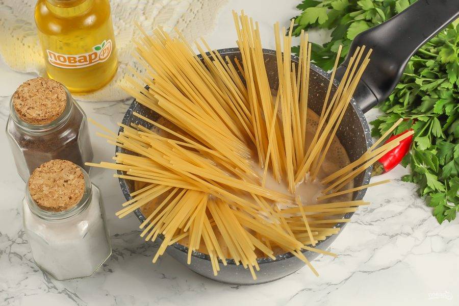 Разломите спагетти пополам и добавьте в емкость. Отварите примерно 10 минут, время от времени перемешивая. Нагрев должен быть минимальным, чтобы молоко не убежало за края емкости.