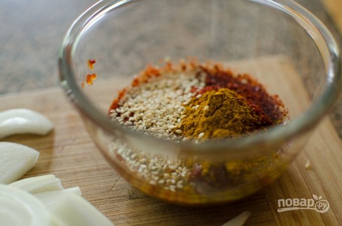 2. В глубокой мисочке соедините все ингредиенты для соуса: чеснок, имбирь, чили пасту, соевый соус, кунжутное масло, рисовый уксус, кукурузный сироп и карри. 