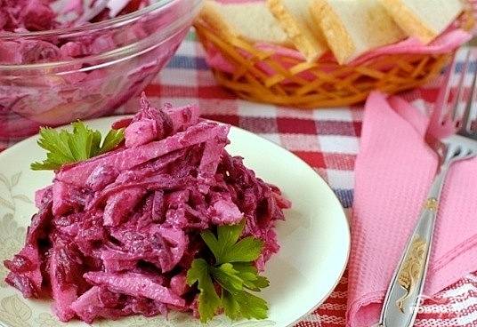 Салат из свежей свёклы