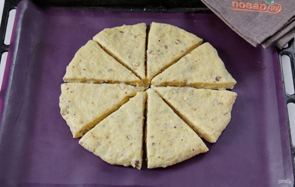 Раскатайте тесто в круг, толщиной 1 см. Разрежьте на кусочки и выпекайте при 180градусах 25 минут.