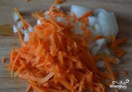 Чистим лук и морковь. Морковь натираем на терке, а лук просто мелко нарезаем.