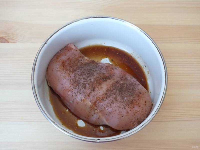 Для начала подготовим куриное филе. Залейте грудку соевым соусом, слегка присолите и добавьте перец. Оставьте на 30 минут.
Разогрейте духовку до 180 градусов.