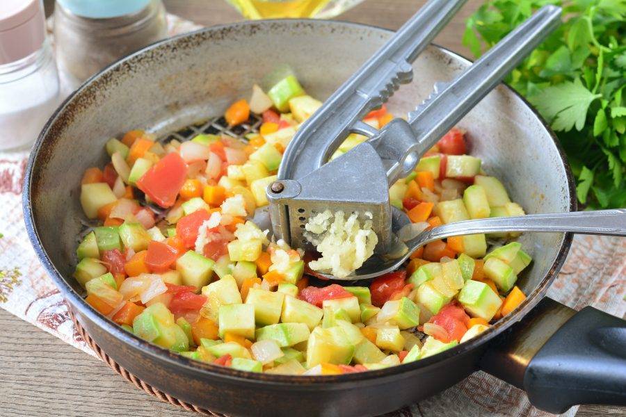 Тушите овощи 5 минут, добавьте специи по вкусу и выдавите чеснок.