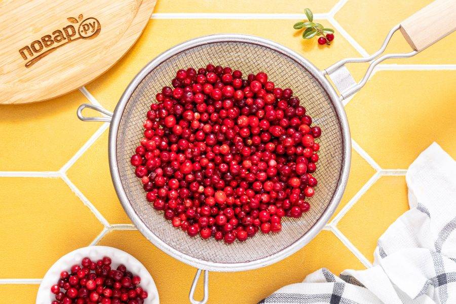 Бруснику помойте, откиньте на сито. Дайте стечь лишней воде.