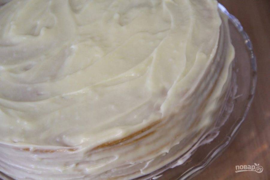 Собирайте торт, смазывая каждый корж обильно кремом.