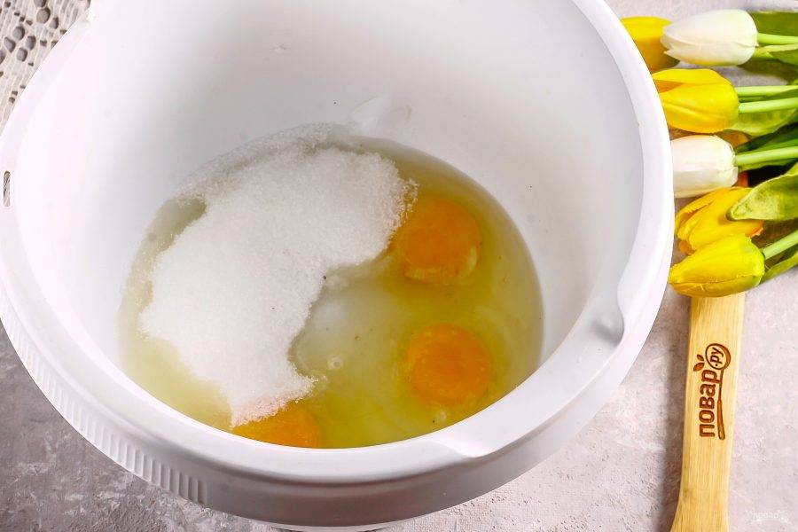 Куриные яйца вбейте в емкость миксера или кухонного комбайна, всыпьте туда же сахар и соль. По желанию можете капнуть кокосовый ароматизатор или ванильный. Взбейте все в течение 4-5 минут до пышной пены.