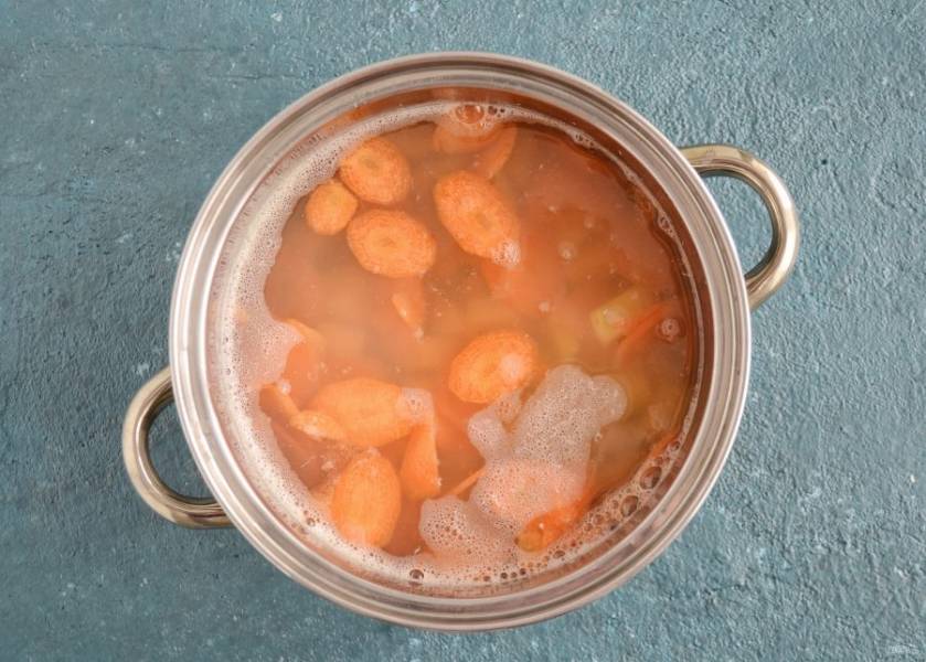 Затем добавьте сельдерей, картофель и морковь. Варите суп ещё 5 минут. 