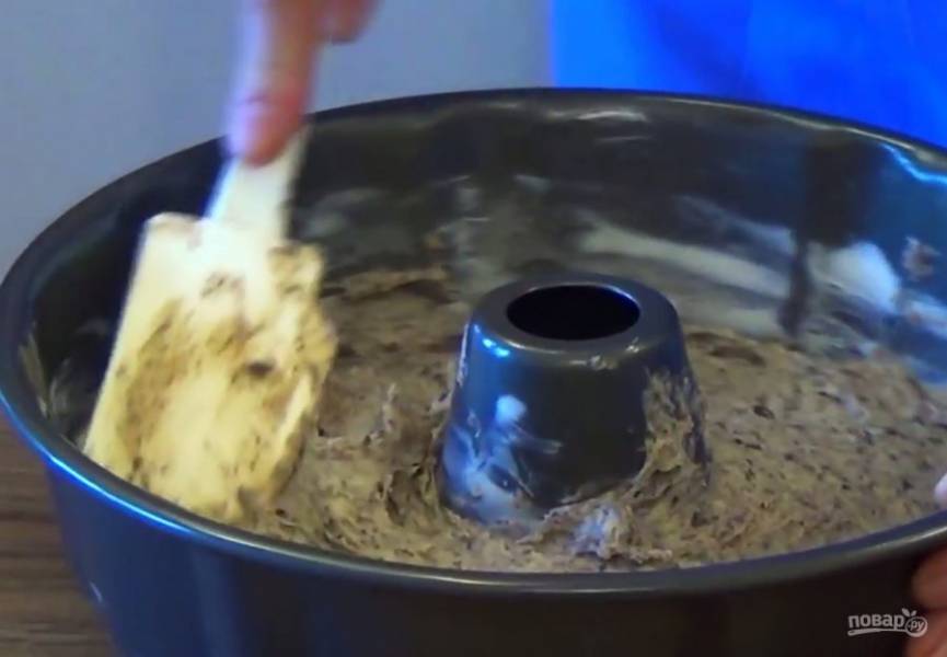 3.  Форму для кекса смажьте сливочным маслом и обсыпьте мукой. Выложите в нее тесто. Отправьте в разогретую до 180 градусов духовку на 40 минут. 