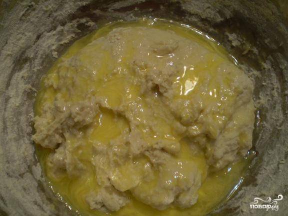 Растопите маргарин. Влейте в него растительное масло. Полейте этой жидкостью тесто, продолжая его замешивать. Месите около 10 минут.
