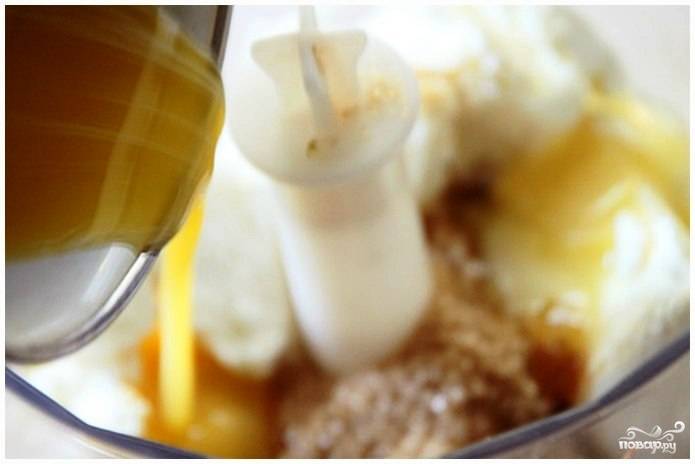 Затем вводим в смесь растопленное сливочное масло, мед и ванильную эссенцию.