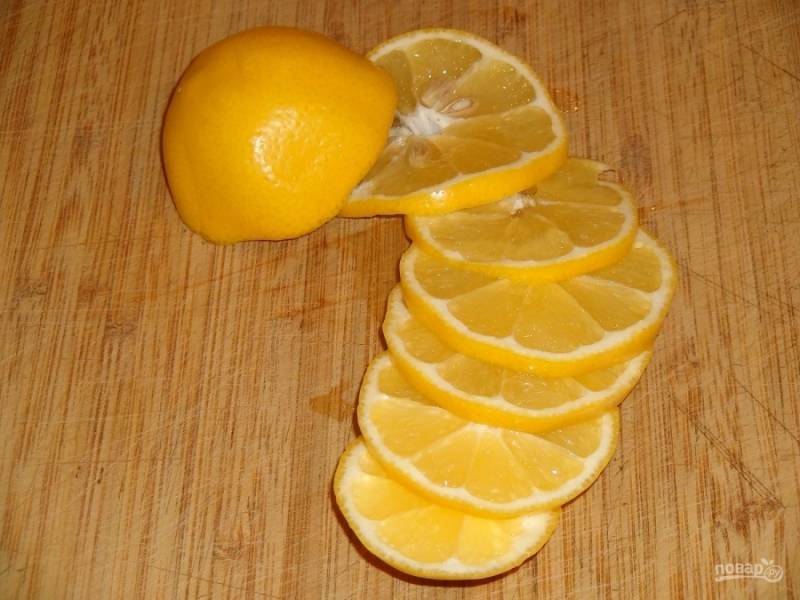 1.	Лимон мою и нарезаю кружочками толщиной в 2-3 миллиметра каждый.