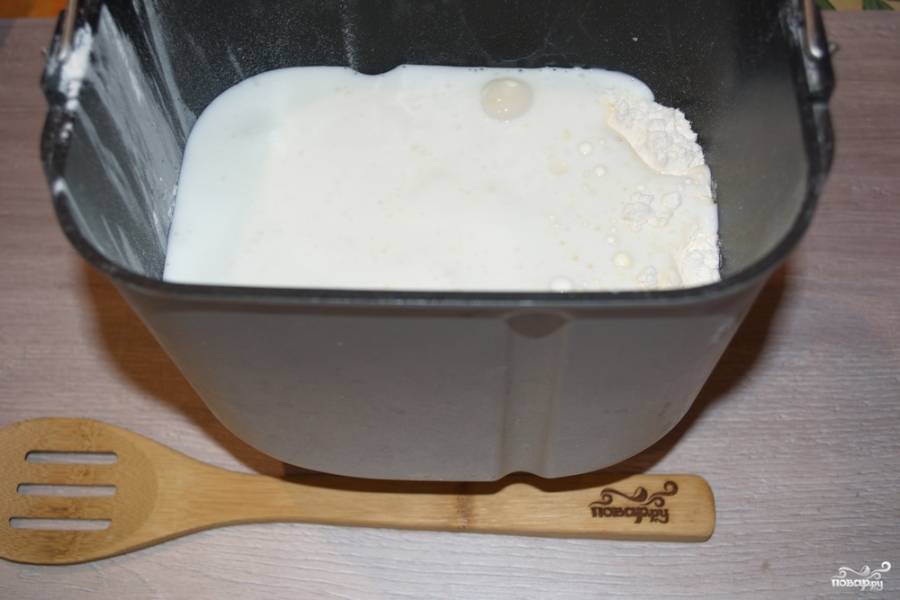 Просейте муку. В муку добавьте постоявший кефир и 1 чайную ложку соли. Замесите тесто. Я это делаю в хлебопечке, но можно просто замесить тесто руками.