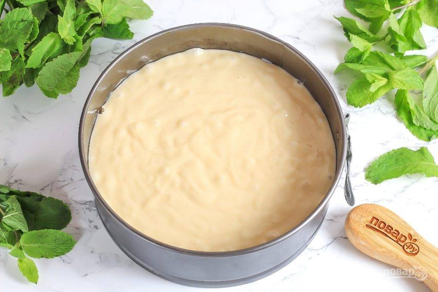Разогрейте духовку до 200 градусов. Смажьте форму растительным маслом и перелейте в нее приготовленное тесто. Поместите форму в духовку на 30-40 минут.