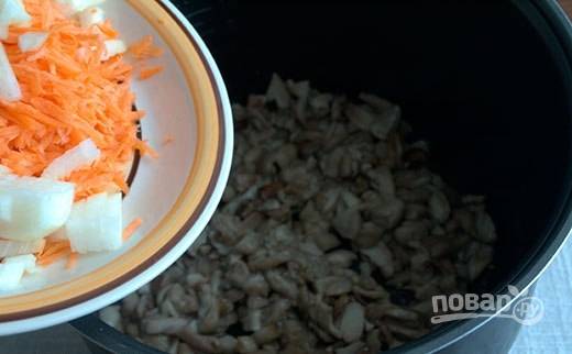 К грибам добавьте очищенные и нашинкованные лук с морковью. Готовьте в режиме "Жарка" ещё 5 минут, заранее перемешав ингредиенты.