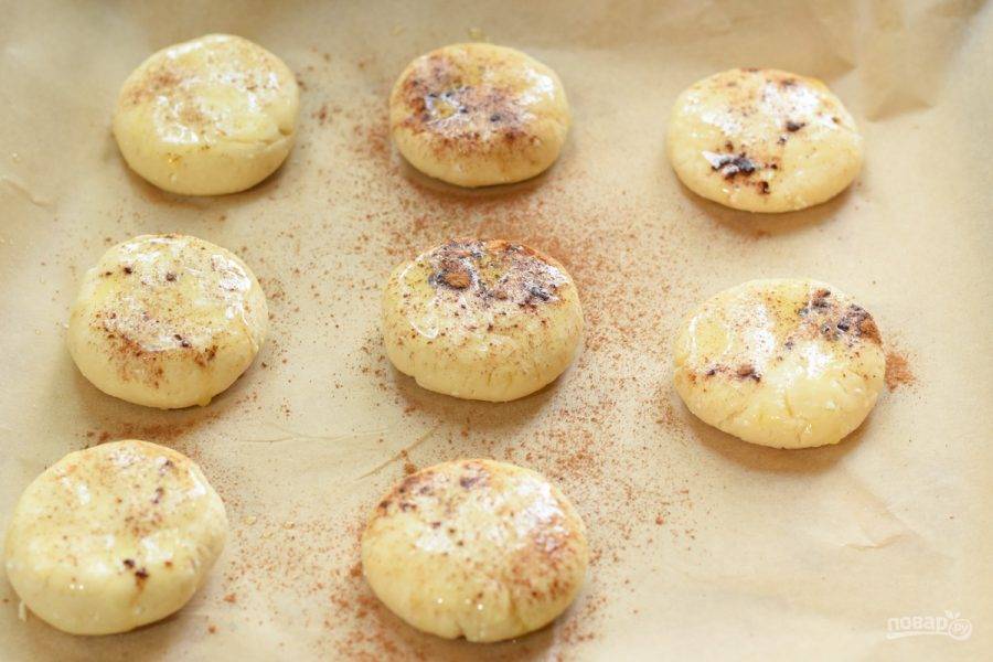 Смажьте булочки растопленным сливочным маслом и посыпьте молотой корицей.
