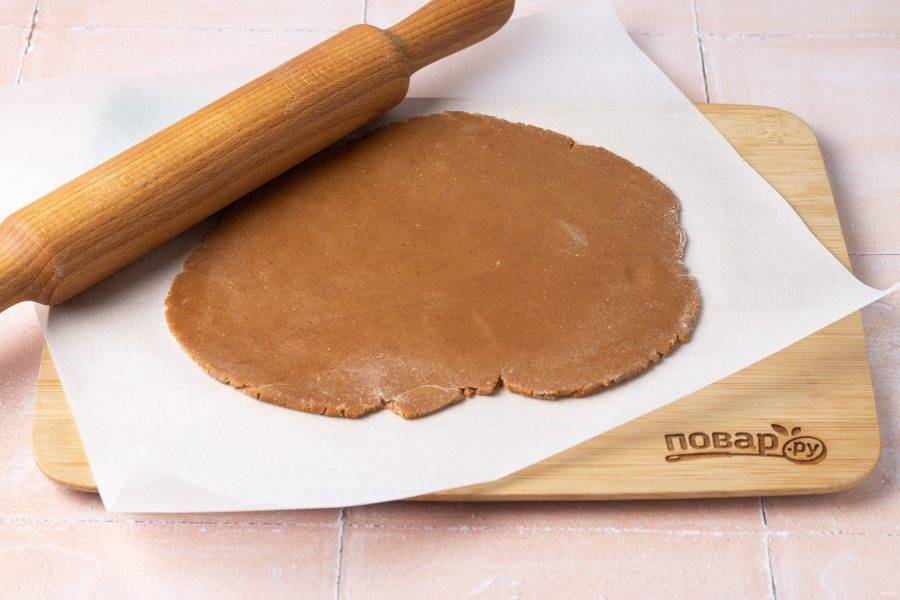 Для печенья раскатайте тесто толщиной 3-4 мм. на присыпанной мукой бумаге для выпечки. Чтобы тесто не липло к рукам и формочке, слегка смажьте их растительным маслом.