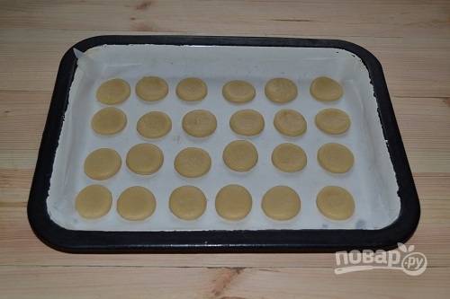 14. Выложите печенье на противень и отправьте в духовку на 12-15 минут. Время выпечки зависит от толщины и размера печенья. 