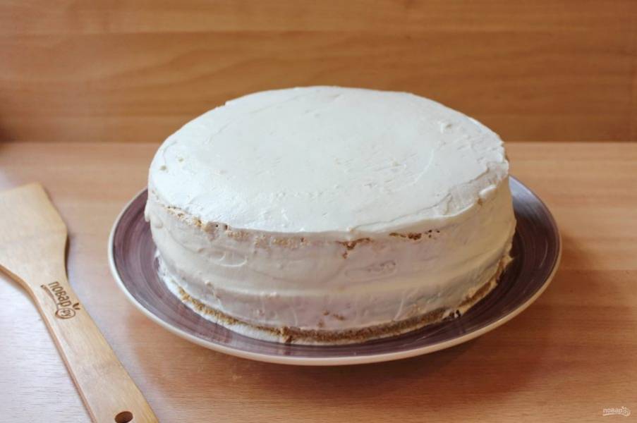 Накройте вторым коржом, пропитайте его сиропом и смажьте весь торт кремом.