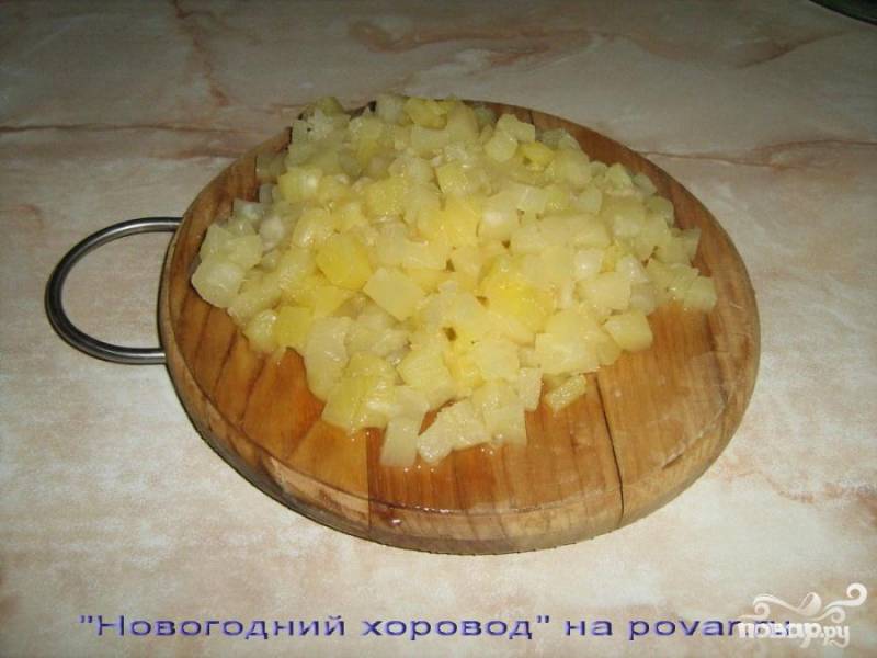 Консервированные ананасы порезать кубиками